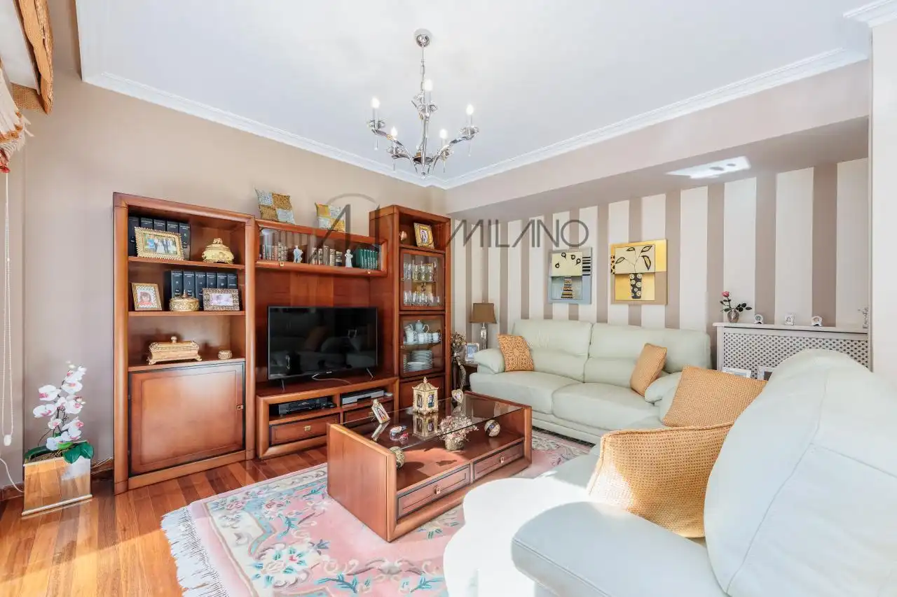 Sala de estar de Casa adosada en venta en Vigo  con Calefacción, Jardín privado y Parquet
