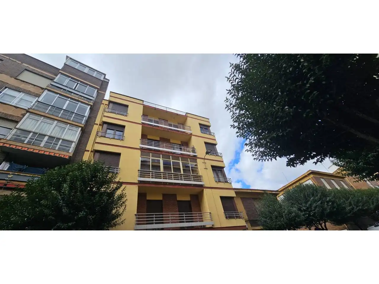 Außenansicht von Wohnung zum Verkauf in León Capital  mit Heizung, Parkett und Terrasse