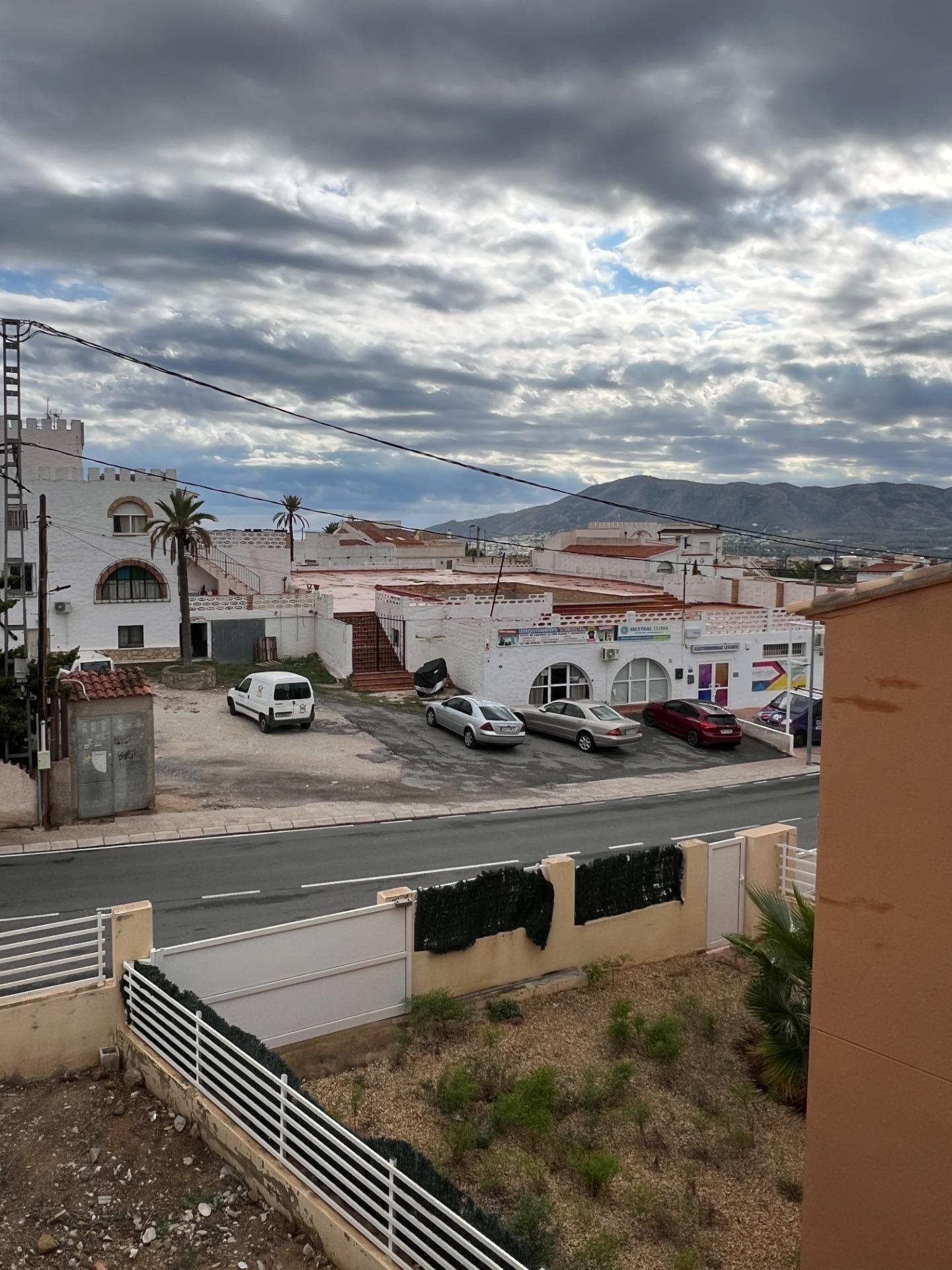 Vista exterior de Casa o xalet en venda en L'Alfàs del Pi amb Calefacció, Jardí privat i Terrassa