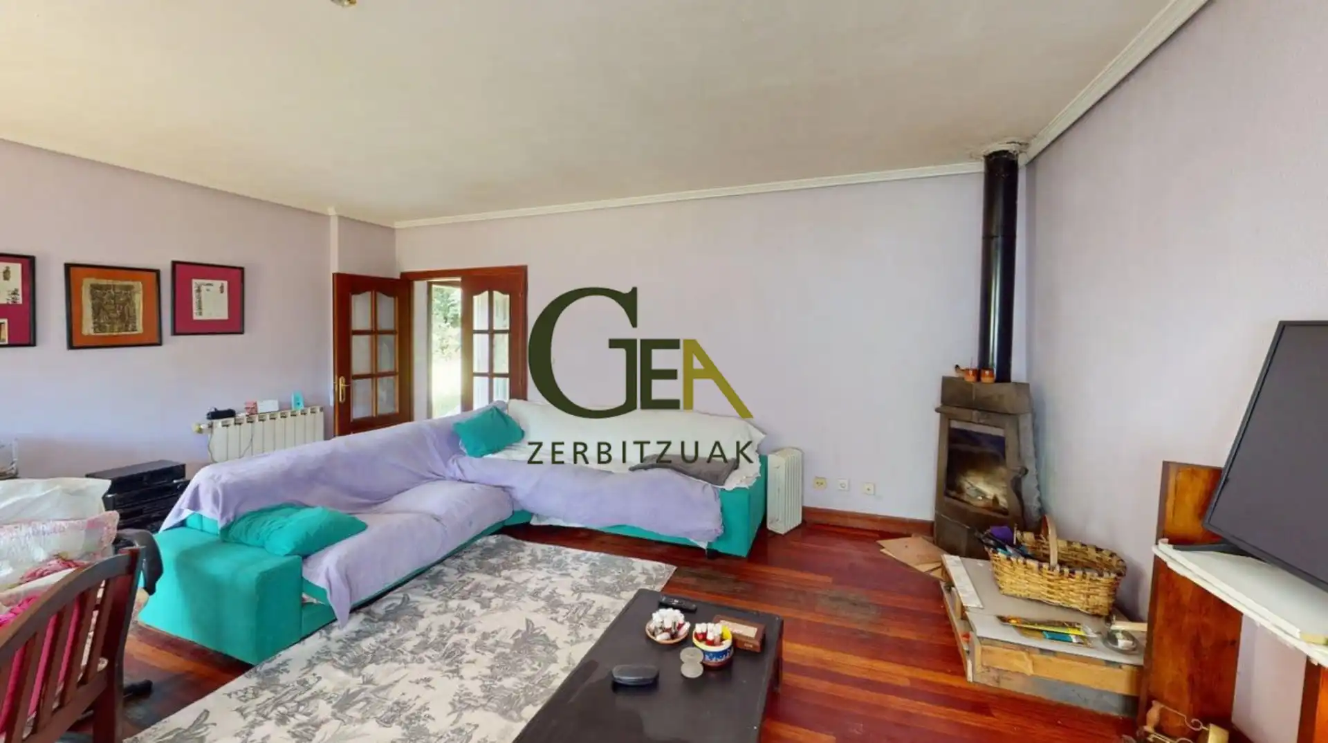 Wohnzimmer von Einfamilien-Reihenhaus zum Verkauf in Alkiza mit Heizung, Privatgarten und Terrasse