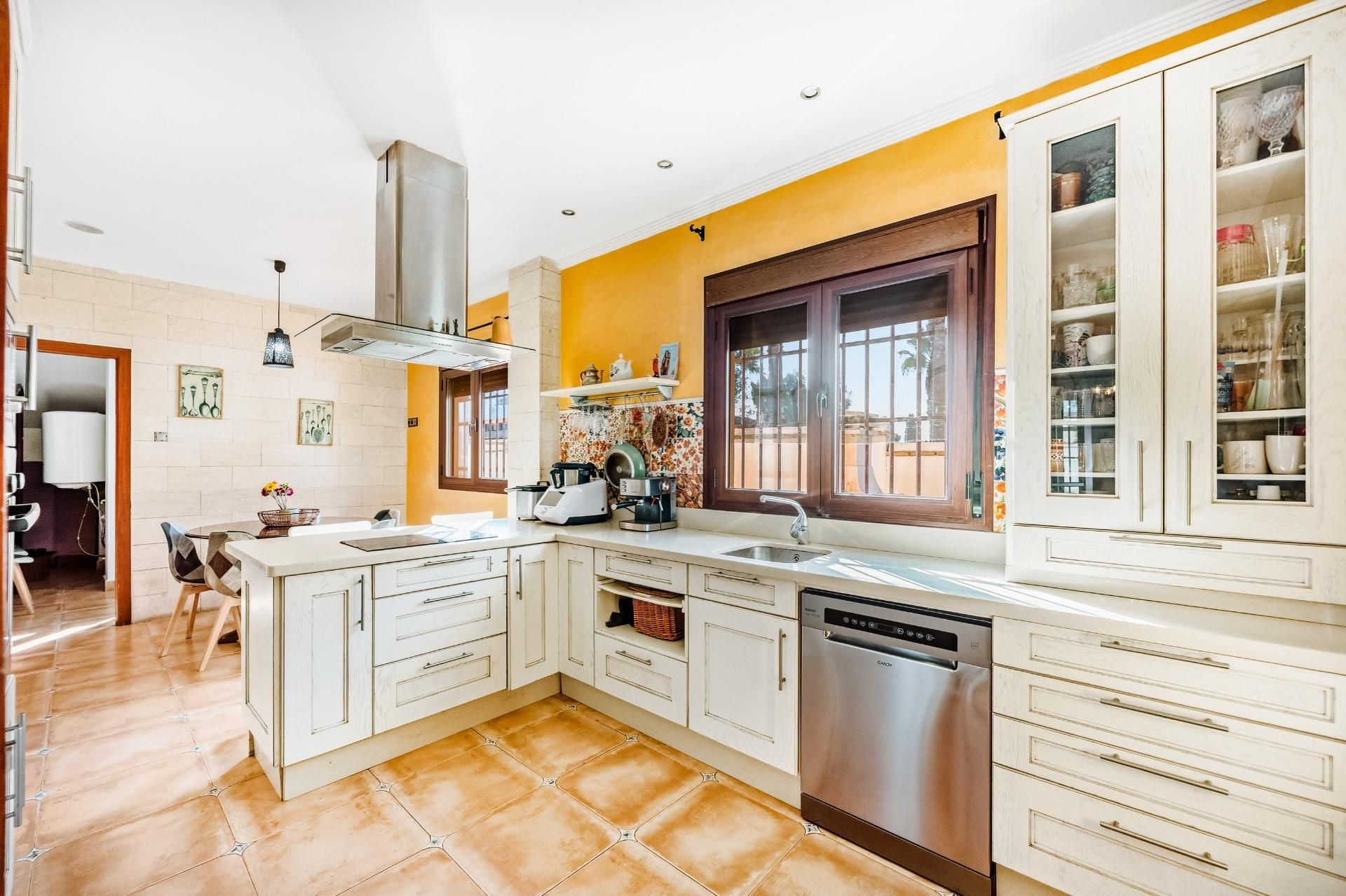 Cocina de Casa o chalet en venta en Chiclana de la Frontera con Aire acondicionado, Jardín privado y Terraza