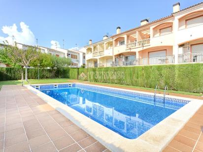 Swimming pool of Single-family semi-detached for sale in El Vendrell  with Air Conditioner, Terrace and Balcony