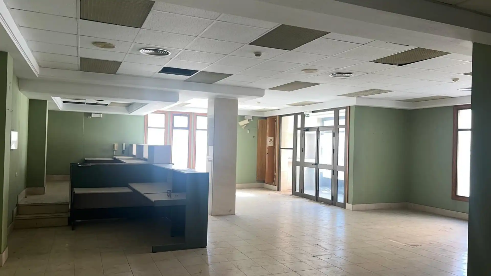 Premises for sale in  Almería Capital