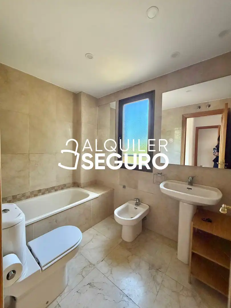 Baño de Piso de alquiler en Pozuelo de Alarcón con Calefacción, Terraza y Trastero