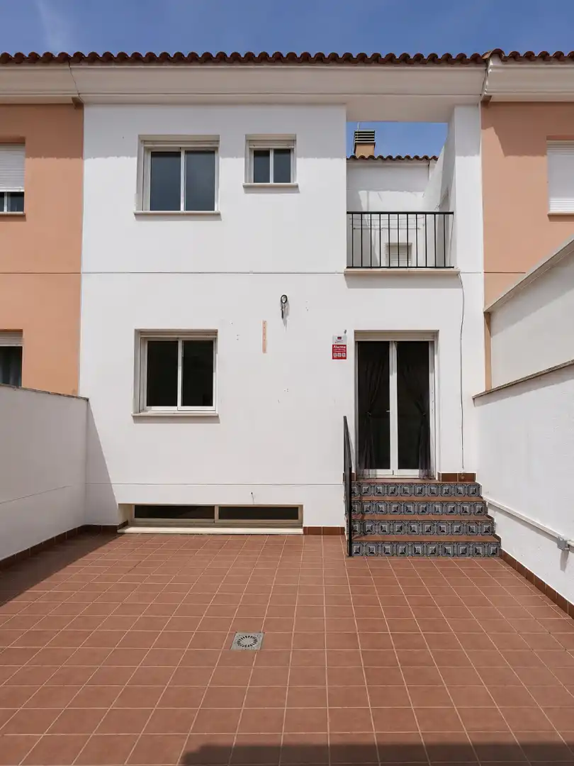 Vista exterior de Casa adosada en venta en La Carlota con Terraza, Horno y Lavadora