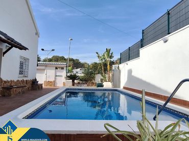 Chalet con piscina en venta en Los Balcones - Los Altos