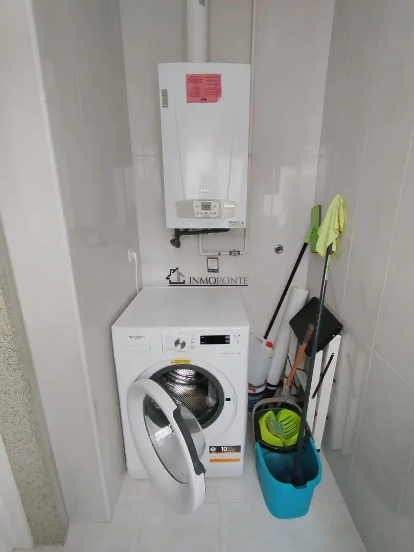 Badezimmer von Dachboden zum Verkauf in Pontevedra Capital  mit Heizung, Abstellraum und Möbliert