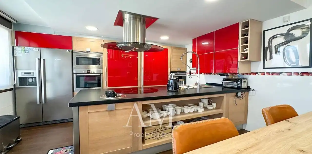 Cuina de Casa o xalet en venda en Nigrán amb Calefacció, Jardí privat i Terrassa