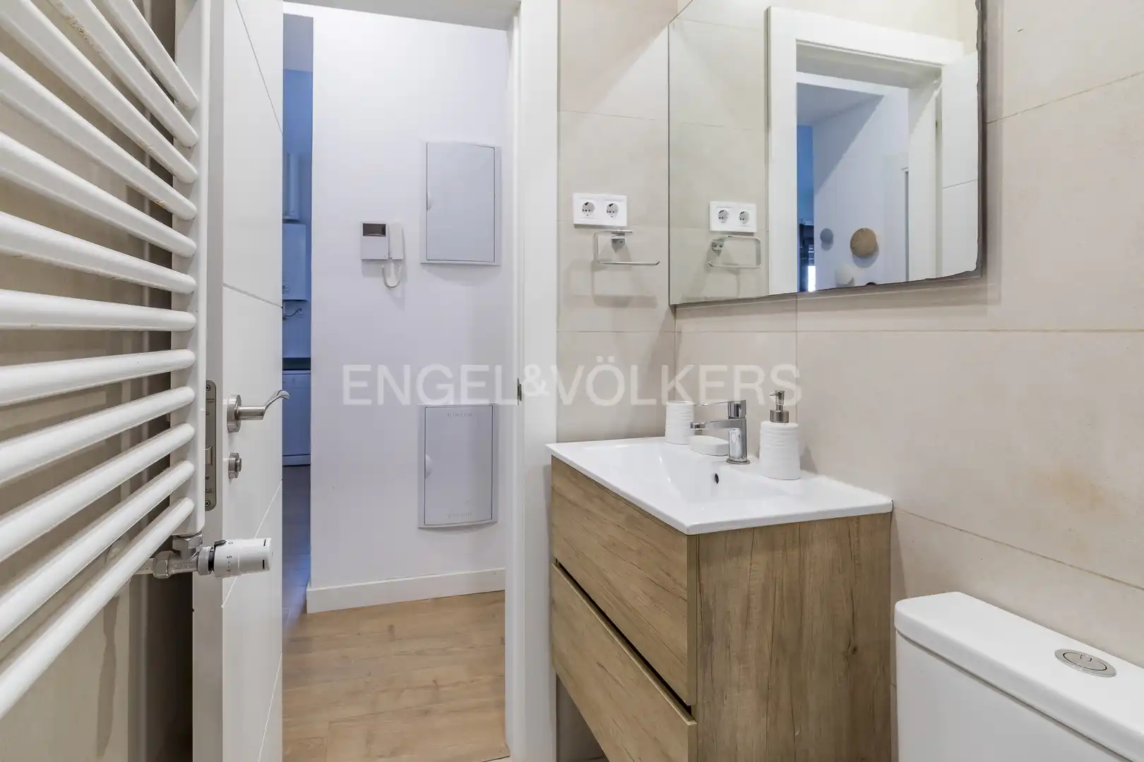 Bany de Apartament de lloguer en Madrid amb Aire condicionat, Calefacció i Moblat