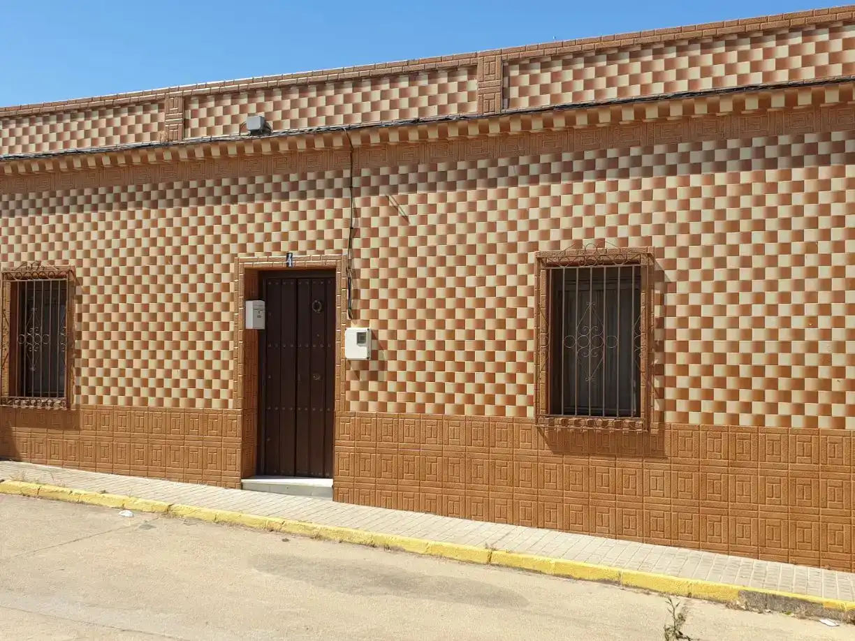 Vista exterior de Casa adosada en venda en El Campillo (Huelva) amb Traster i Moblat