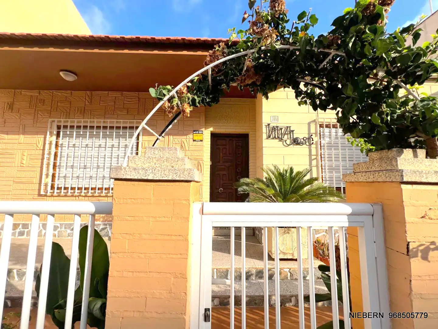 Vista exterior de Casa o xalet en venda en Cartagena amb Jardí privat, Terrassa i Traster