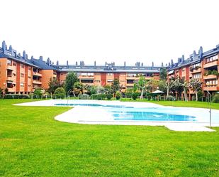 Swimming pool of Flat for sale in Majadahonda  with Air Conditioner, Heating and Parquet flooring