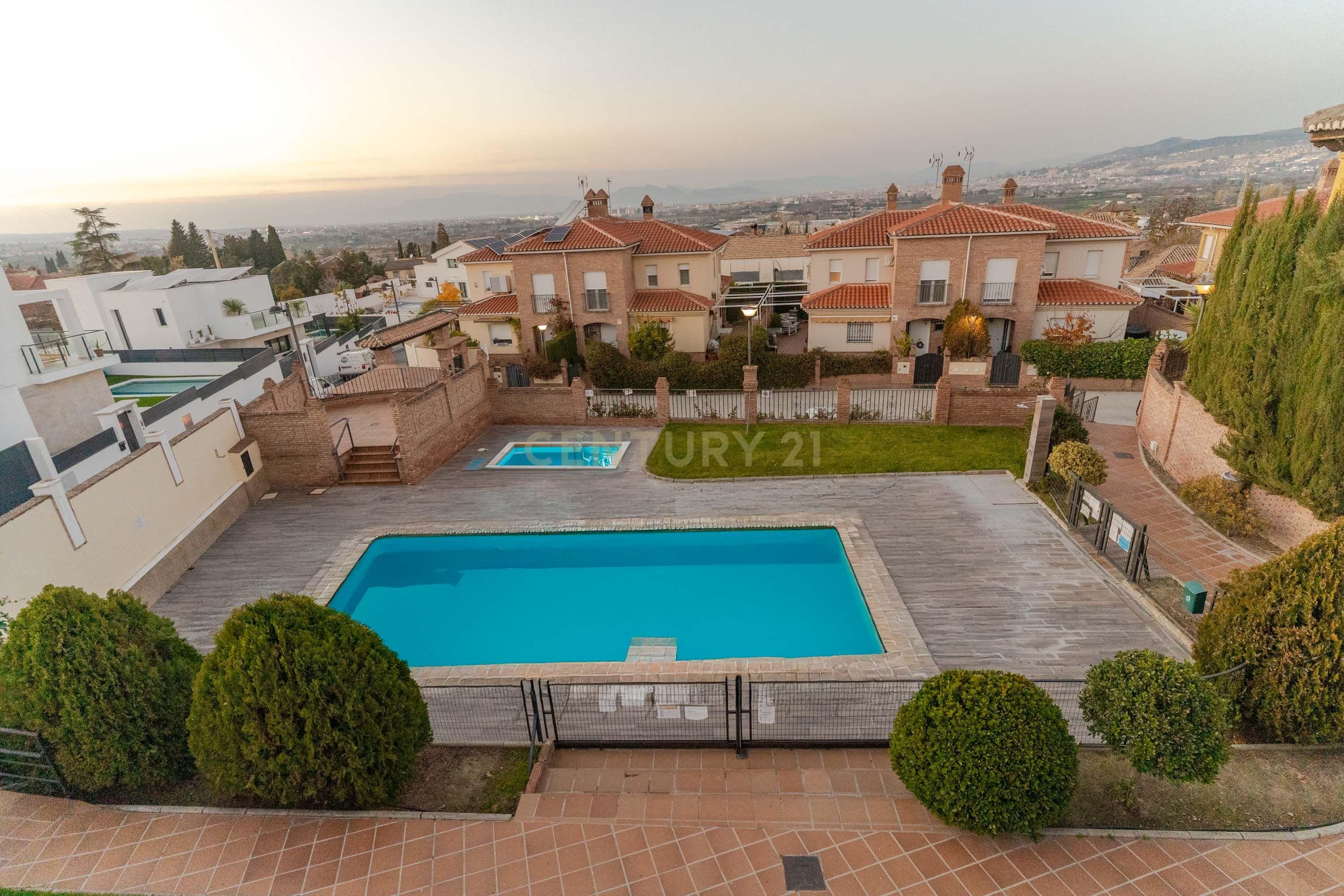 Piscina de Casa adosada en venda en La Zubia amb Aire condicionat, Jardí privat i Traster