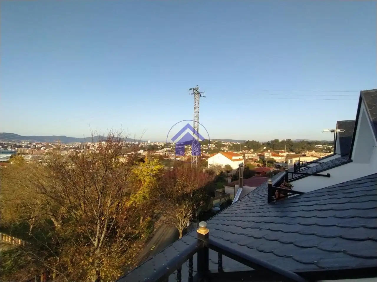 Vista exterior de Àtic en venda en Vigo  amb Calefacció, Parquet i Terrassa