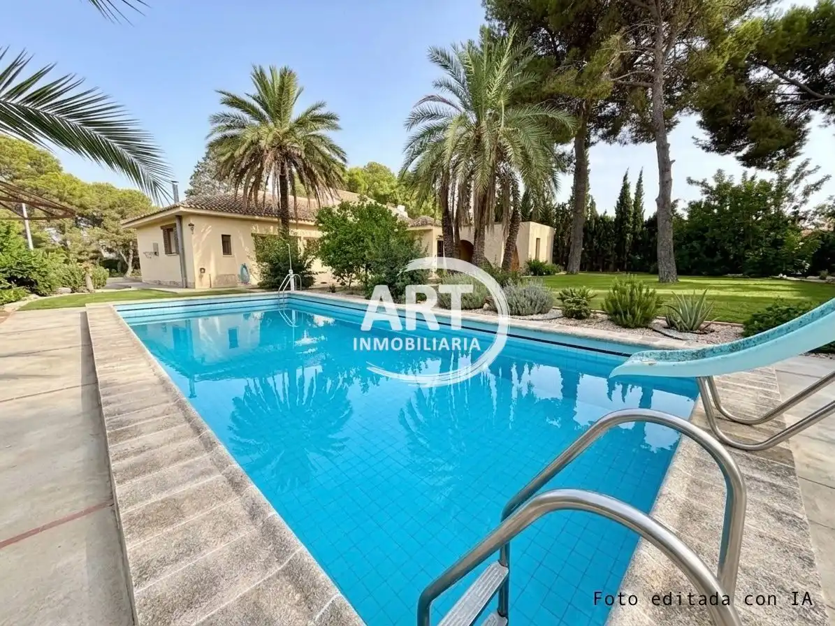 House with pool for sale in Santiago Apostol
