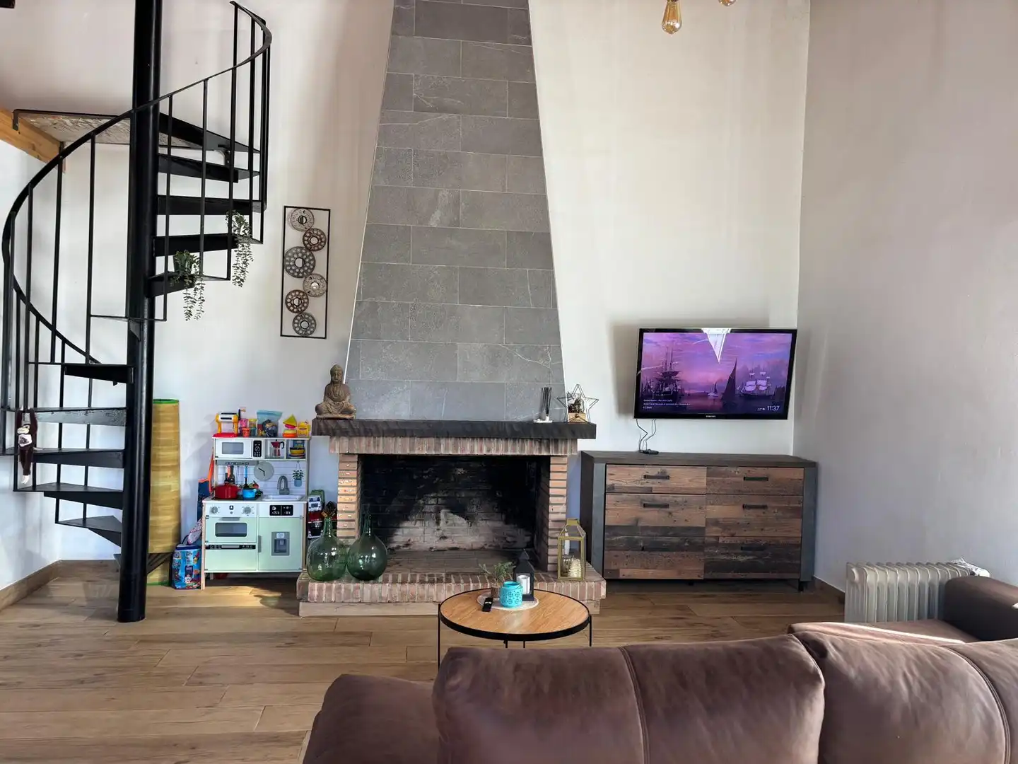 Sala d'estar de Finca rústica en venda en Estepona amb Jardí privat