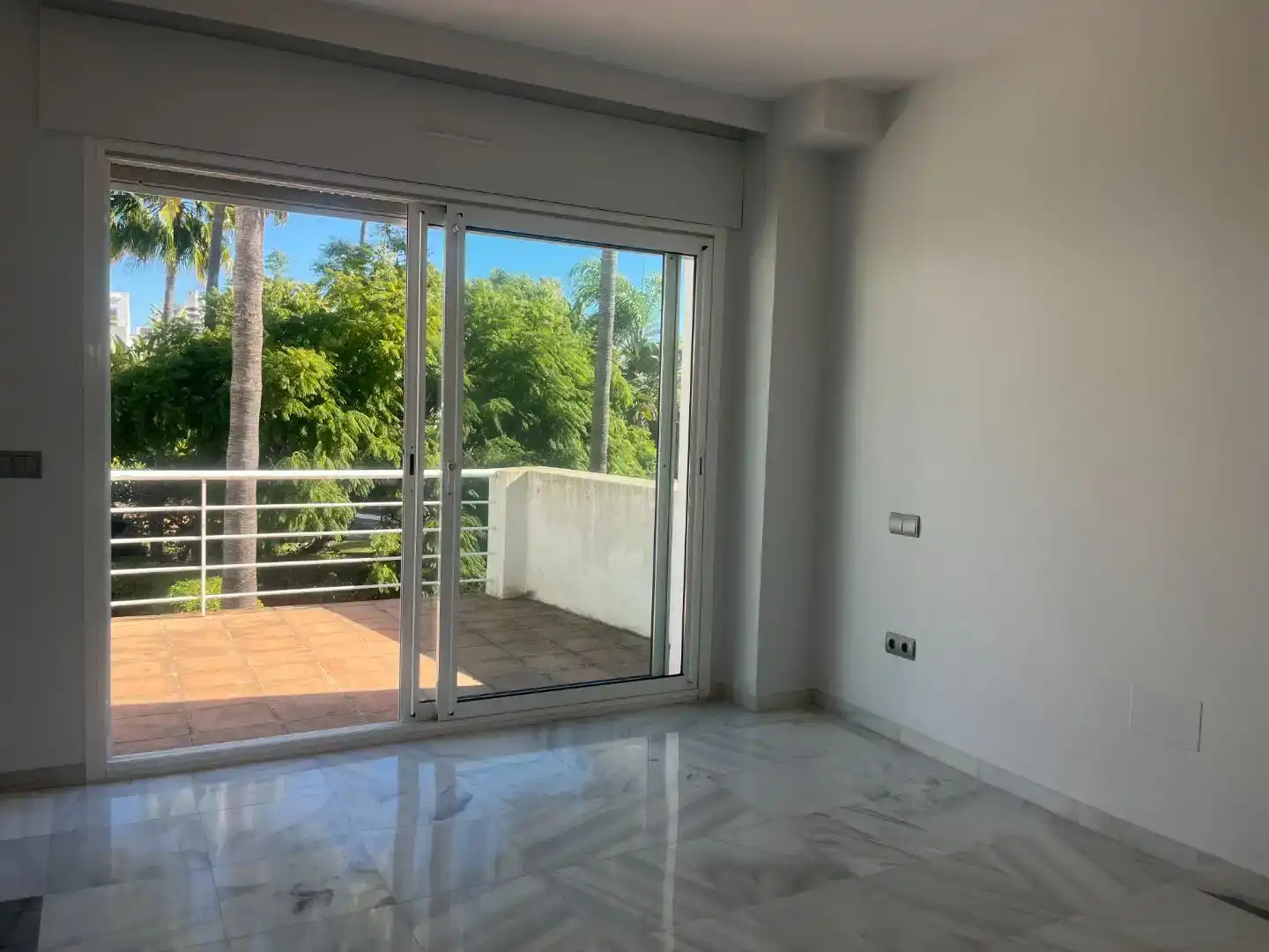 Schlafzimmer von Einfamilien-Reihenhaus zur Miete in Marbella mit Klimaanlage, Schwimmbad und Balkon
