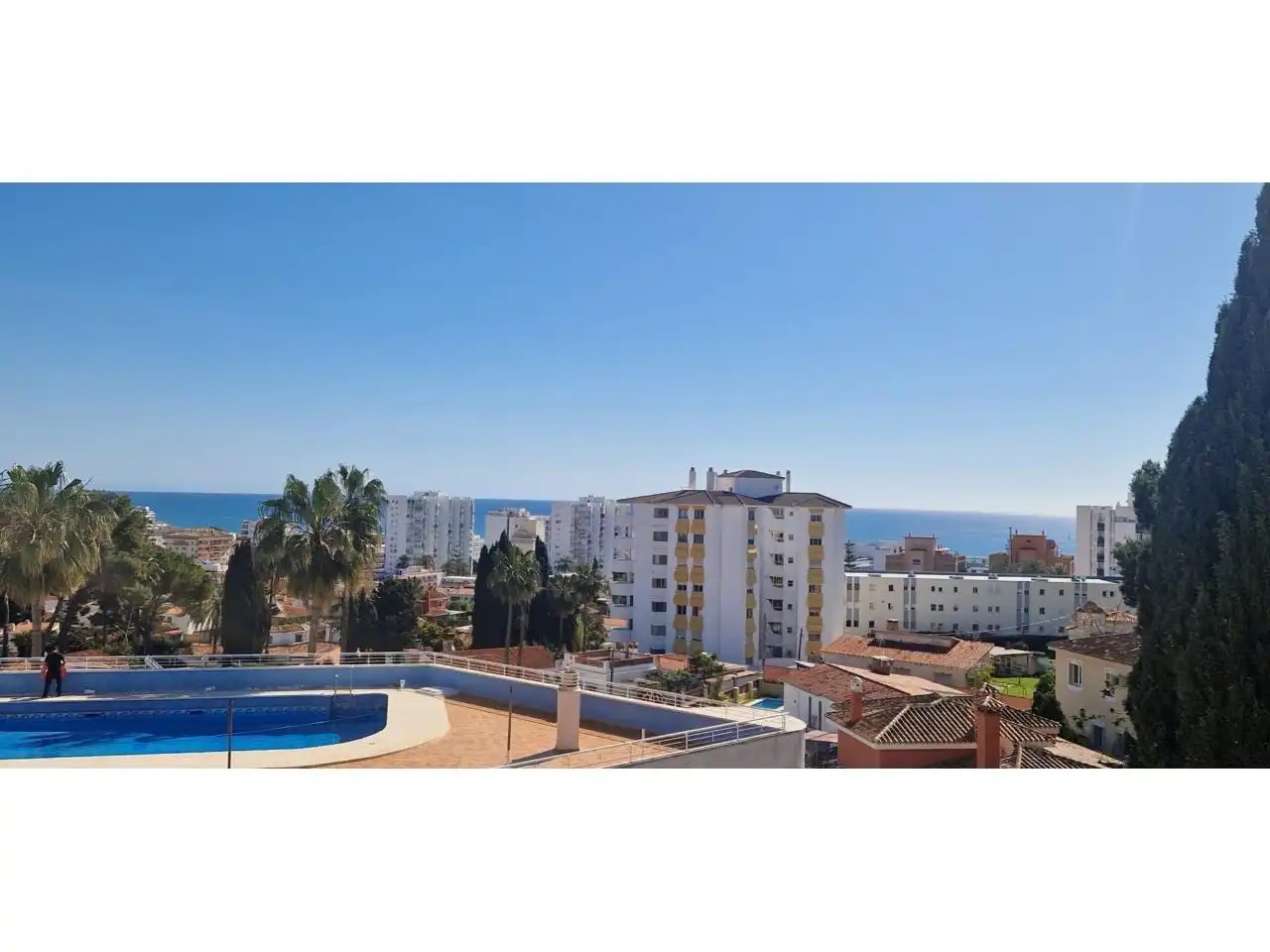 Vista exterior de Apartament en venda en Benalmádena amb Aire condicionat, Jardí privat i Terrassa