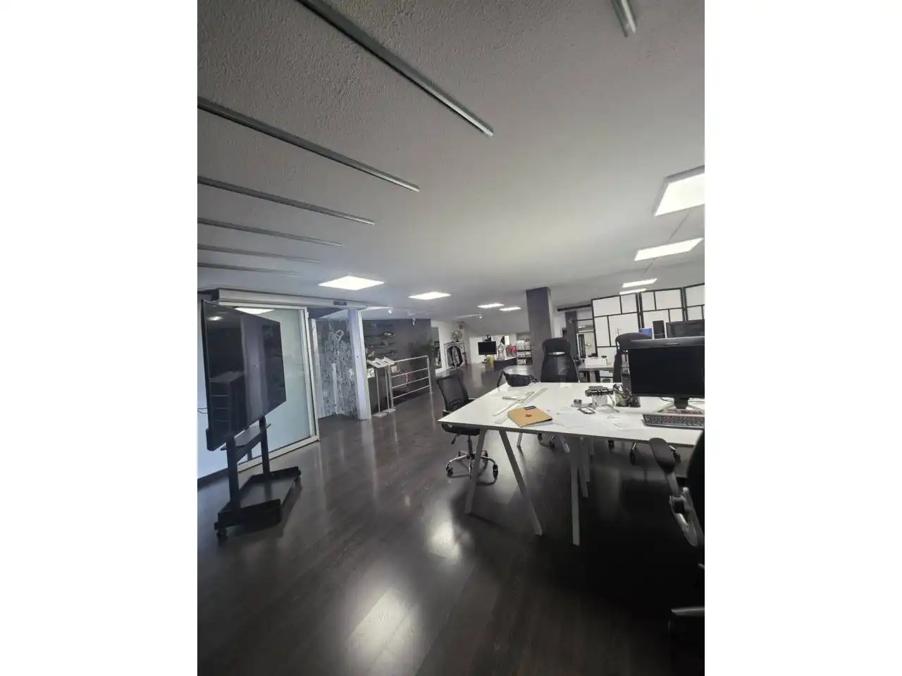 Commercial properties for rent in Manresa  with Air Conditioner and Alarm