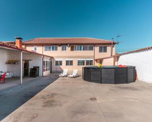 Jardí de Casa o xalet en venda en Riego de la Vega amb Calefacció, Jardí privat i Piscina