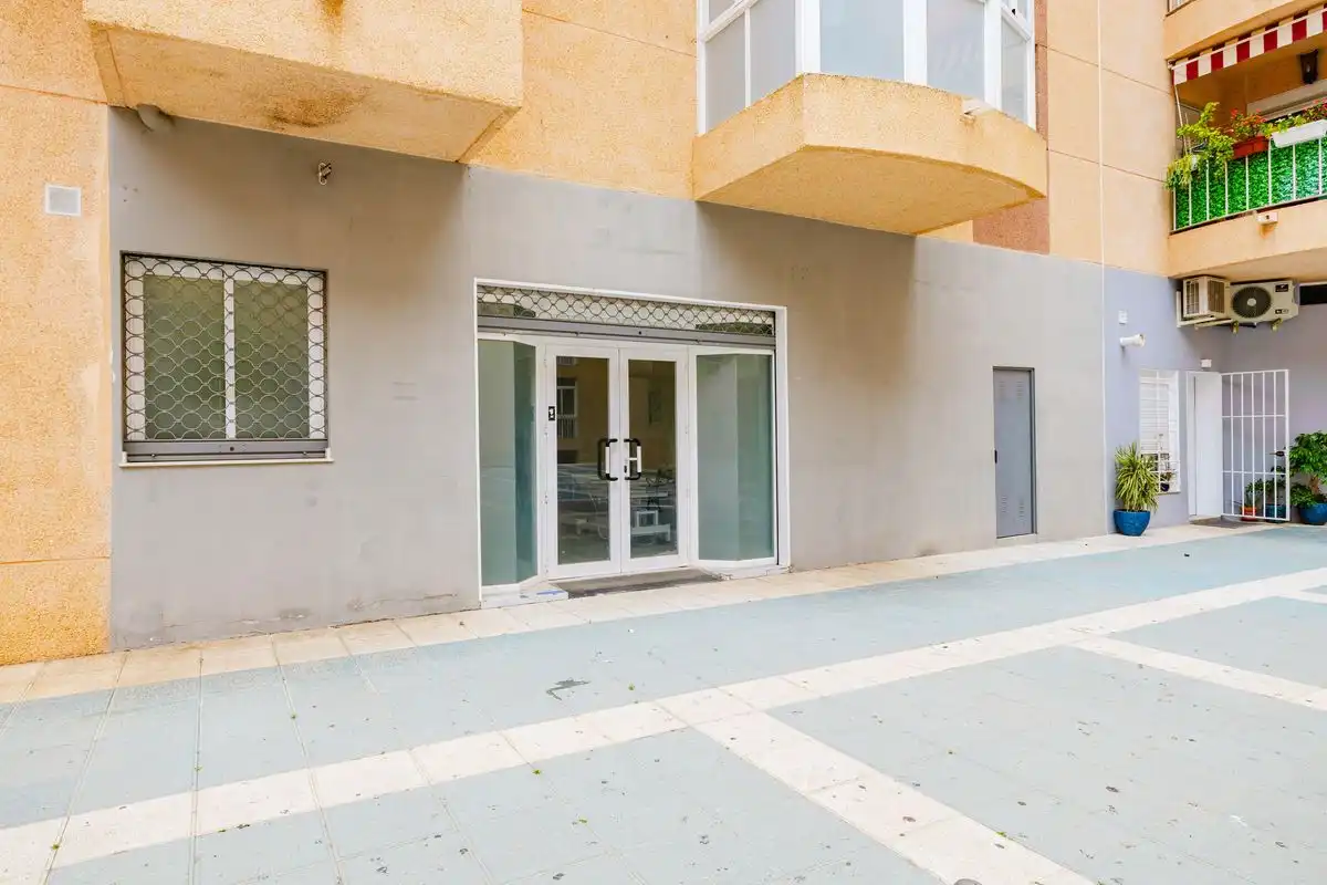 Vista exterior de Local en venda en Estepona amb Calefacció