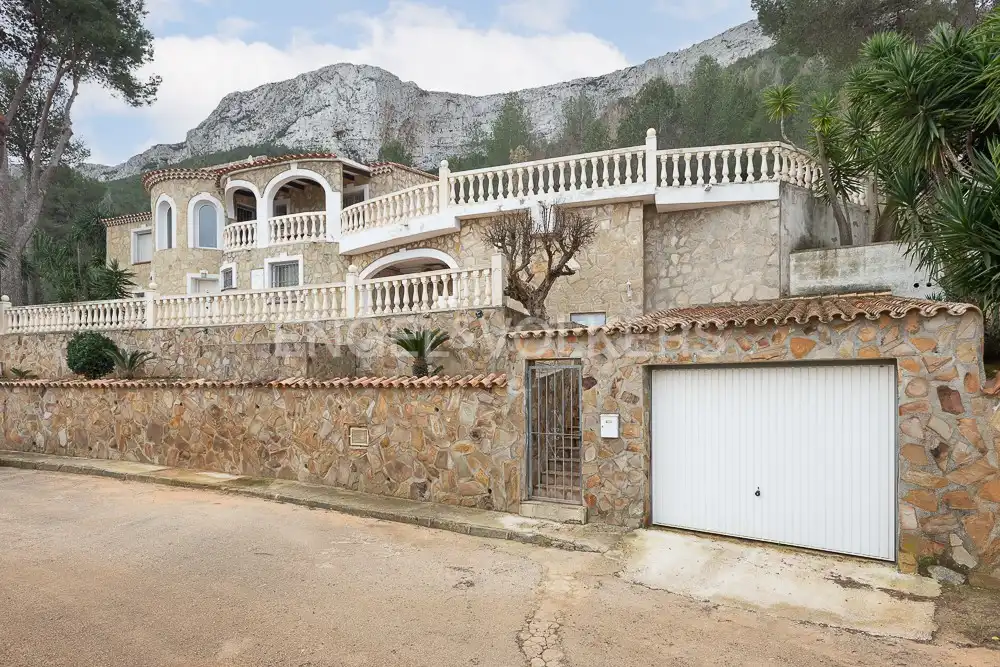 Vista exterior de Casa o xalet en venda en Dénia amb Aire condicionat, Calefacció i Jardí privat