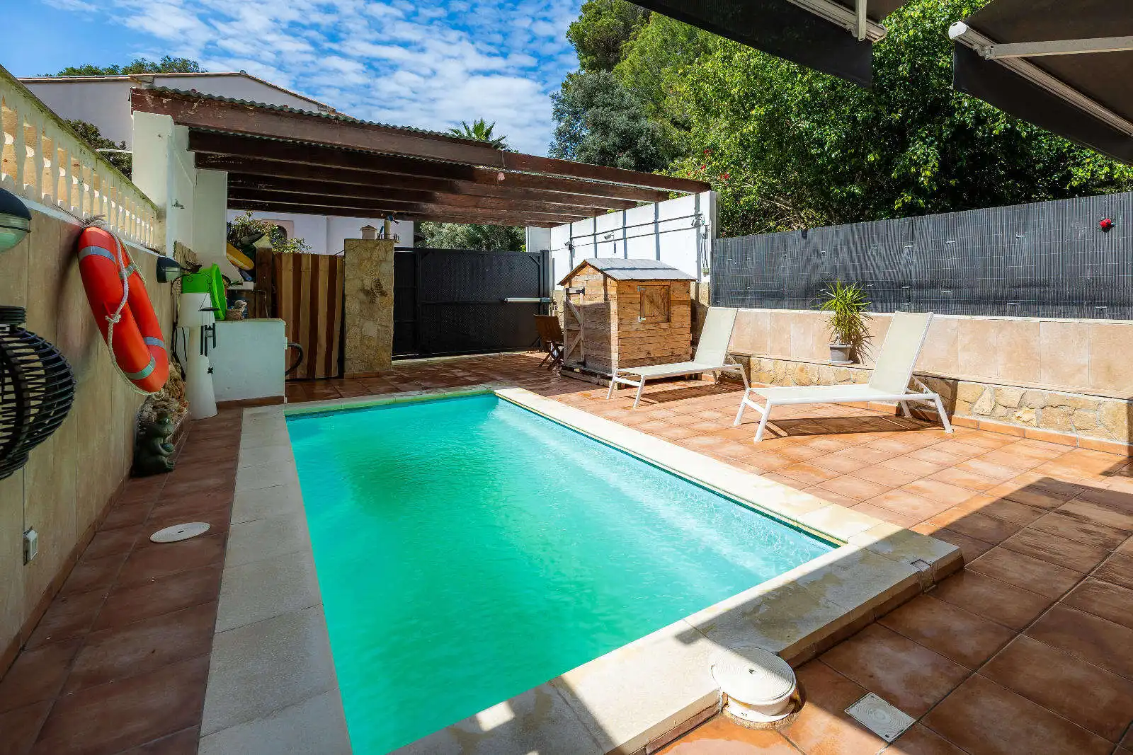 Schwimmbecken von Einfamilien-Reihenhaus zum Verkauf in Capdepera mit Klimaanlage, Terrasse und Möbliert