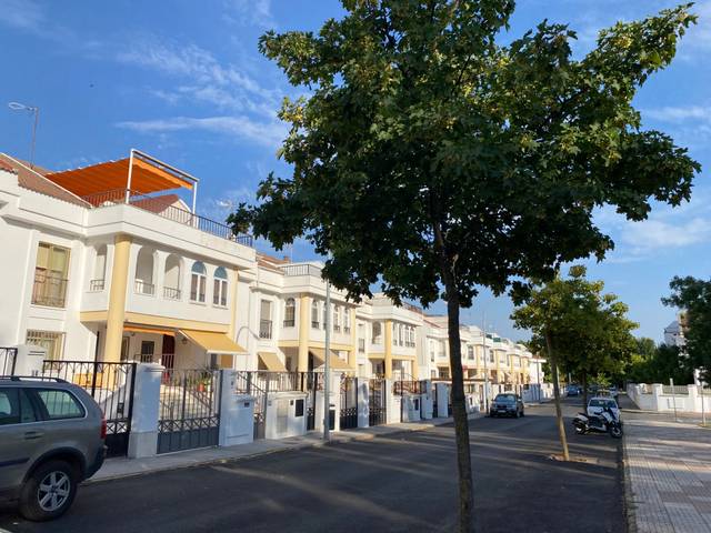 Casa adosada en Venta en Santa María - Pio XII