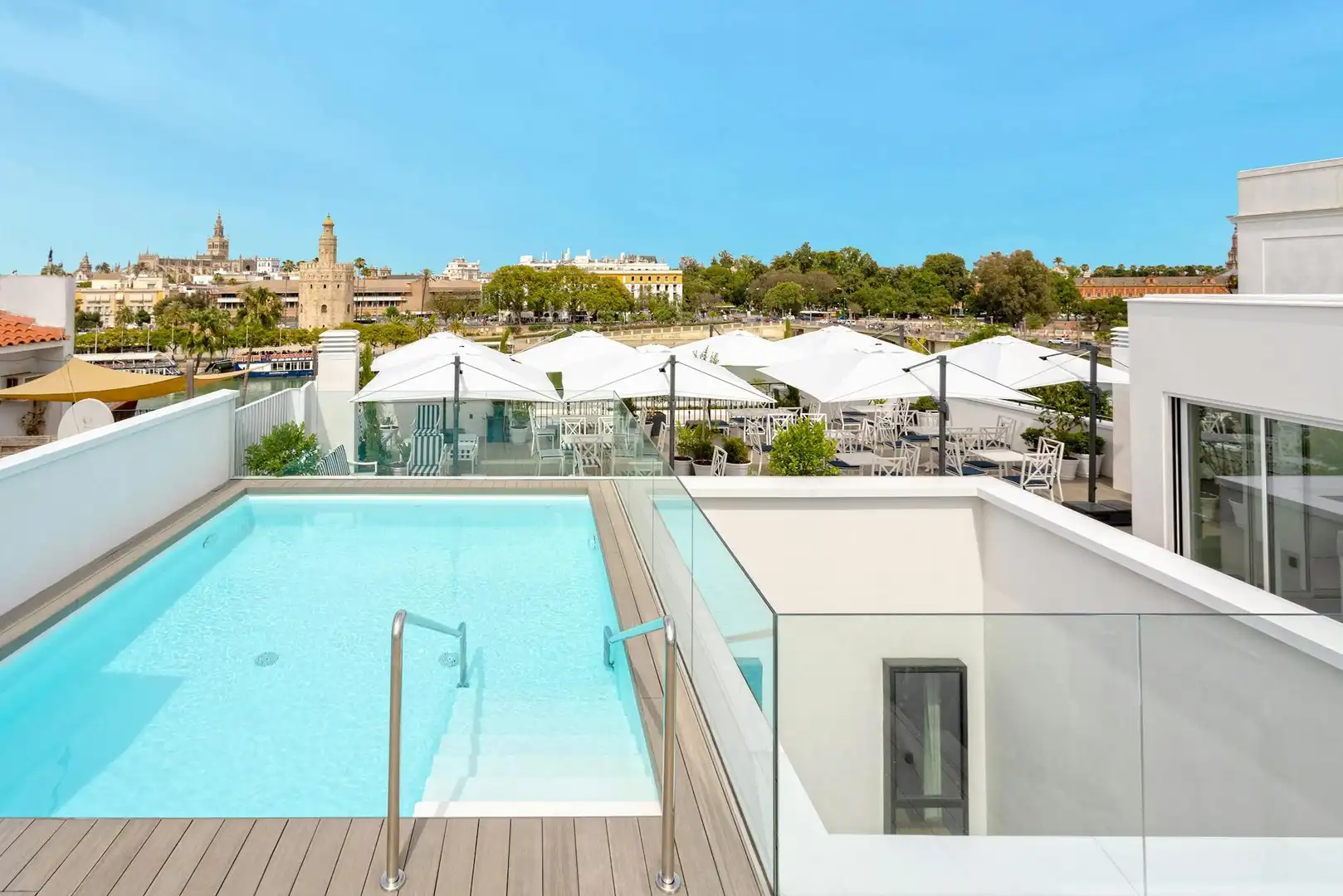Swimming pool of Flat for rent in Sevilla  with Air Conditioner, Heating and Washing machine