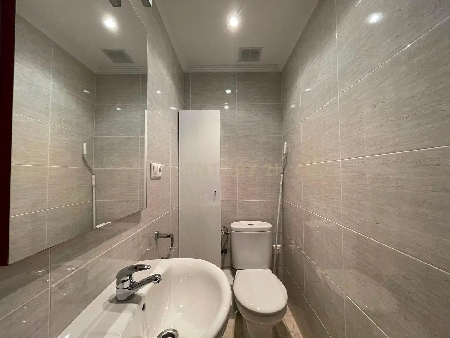 Bathroom of Apartments for rent in Granada  with Air Conditioner, Washing machine and Balcony