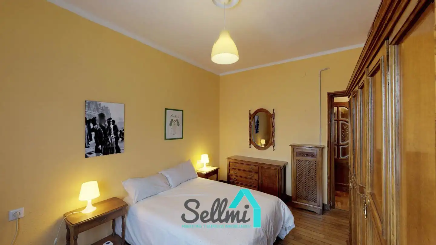 Bedroom of Flat for rent in Oviedo   with Heating, Parquet flooring and Furnished