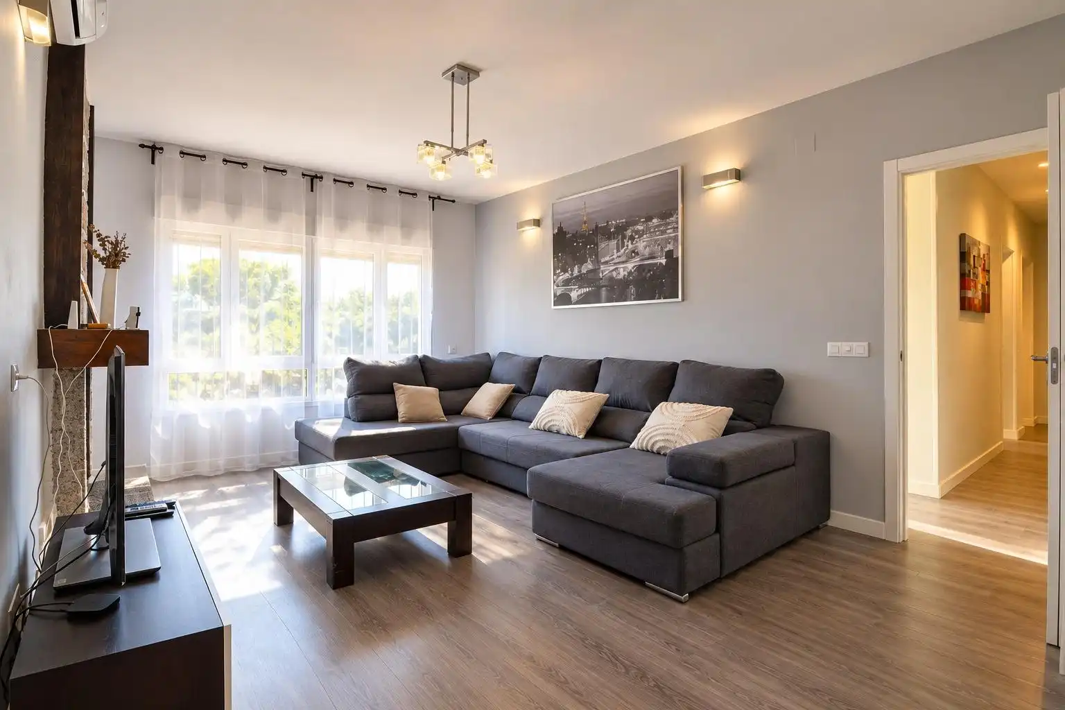 Sala d'estar de Casa o xalet en venda en Villa del Prado, Madrid