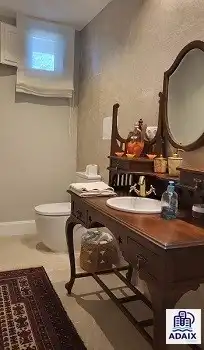 Badezimmer von Haus oder Chalet zum Verkauf in Layos mit Klimaanlage, Heizung und Parkett