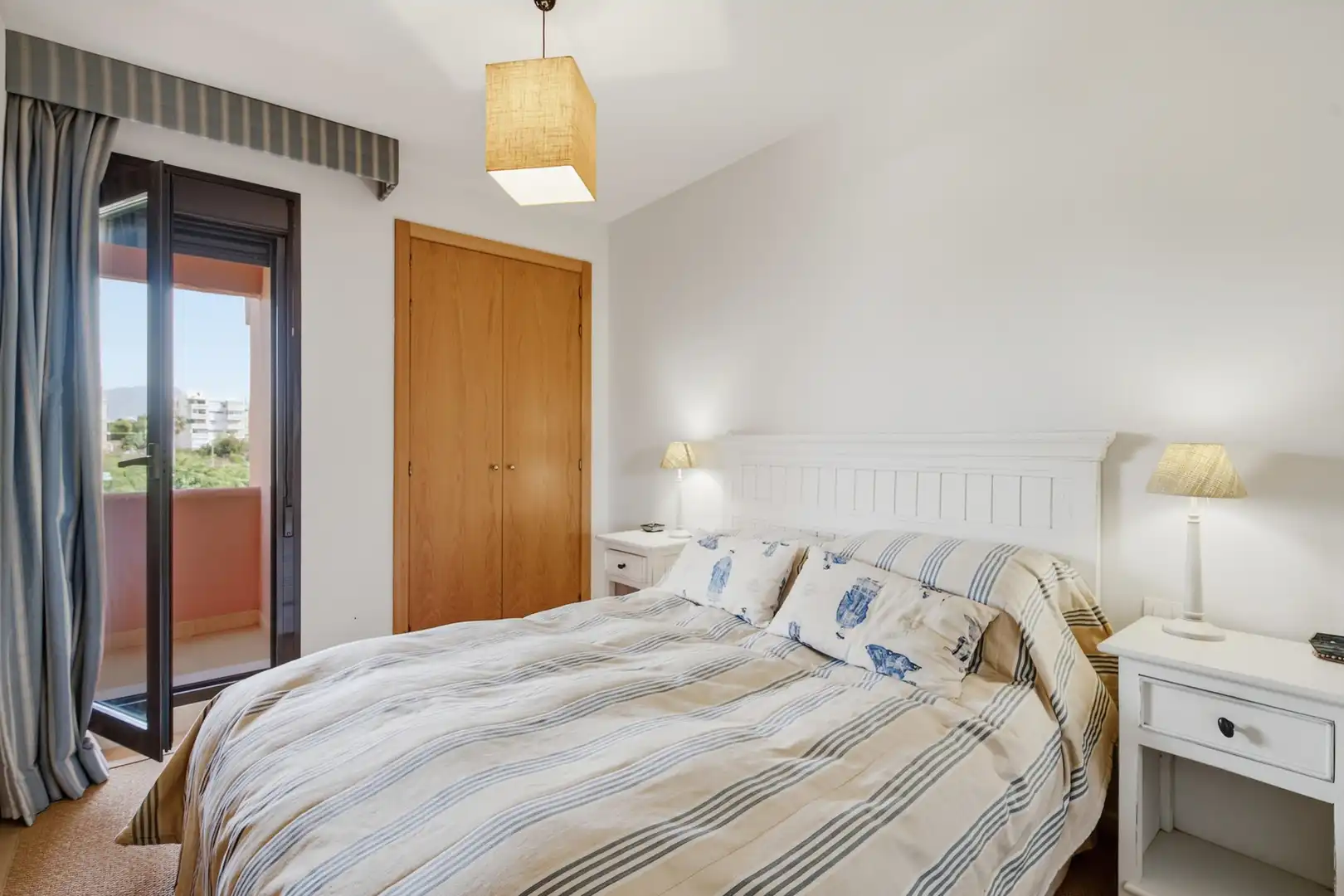 Habitación de Apartamento en venta en Estepona con Aire acondicionado, Terraza y Trastero