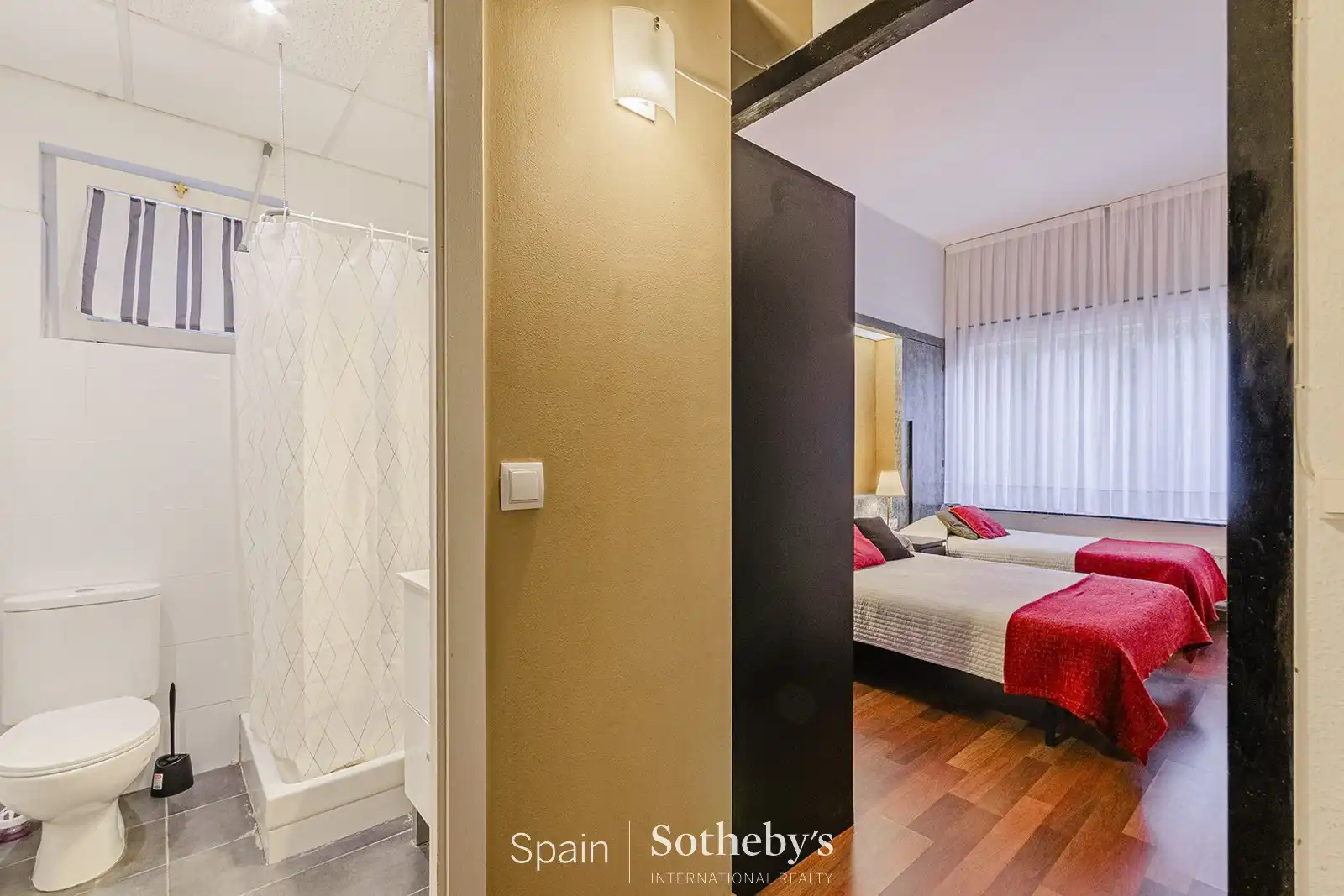 Dormitori de Casa o xalet en venda en Barcelona amb Aire condicionat, Calefacció i Jardí privat