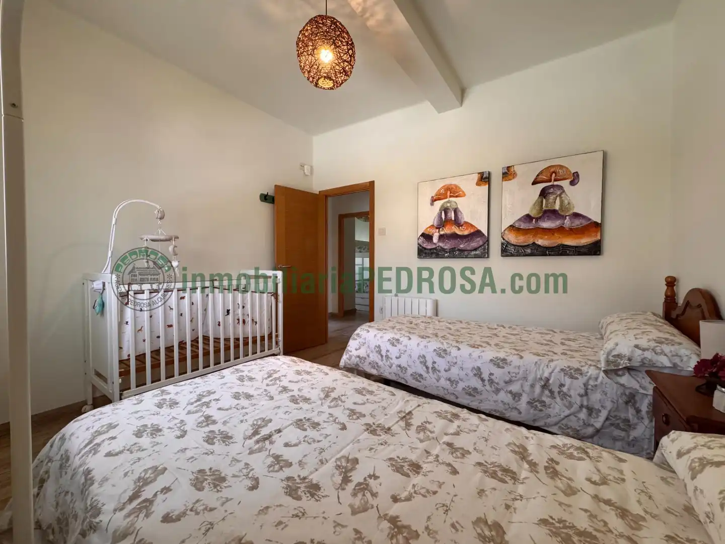 Dormitori de Casa o xalet en venda en Pontevedra Capital  amb Calefacció, Jardí privat i Traster