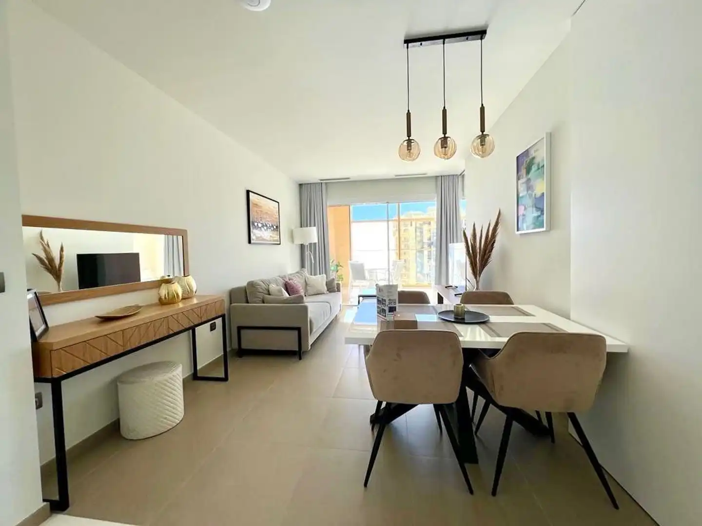 Sala d'estar de Casa o xalet de lloguer en Benidorm amb Aire condicionat, Jardí privat i Moblat