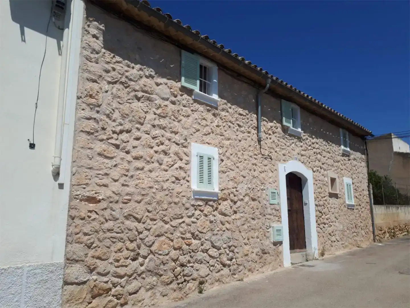 Vista exterior de Casa adosada en venda en Campanet amb Aire condicionat, Piscina i Balcó
