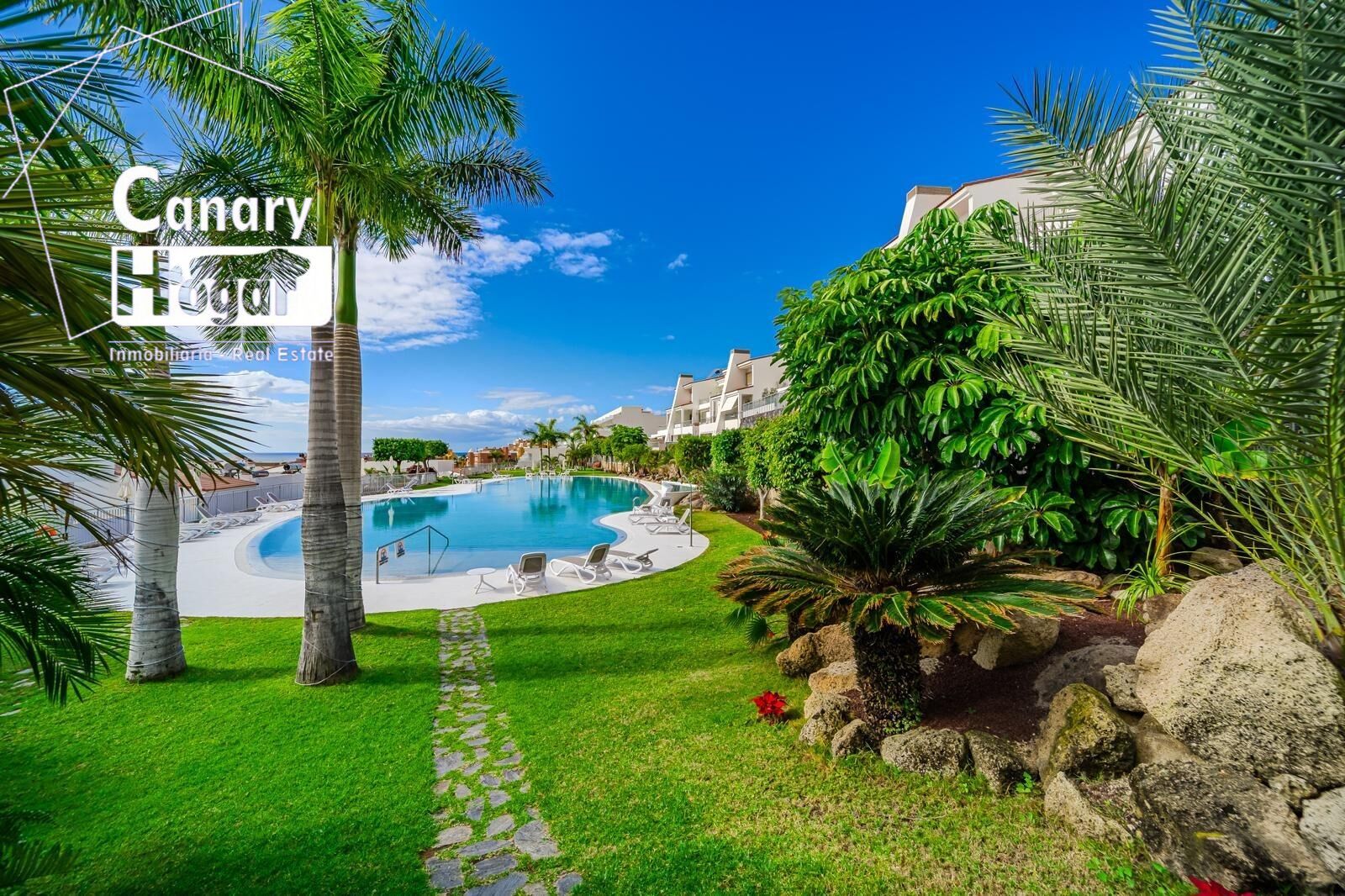 Vista exterior de Apartament en venda en Adeje amb Aire condicionat, Jardí privat i Terrassa