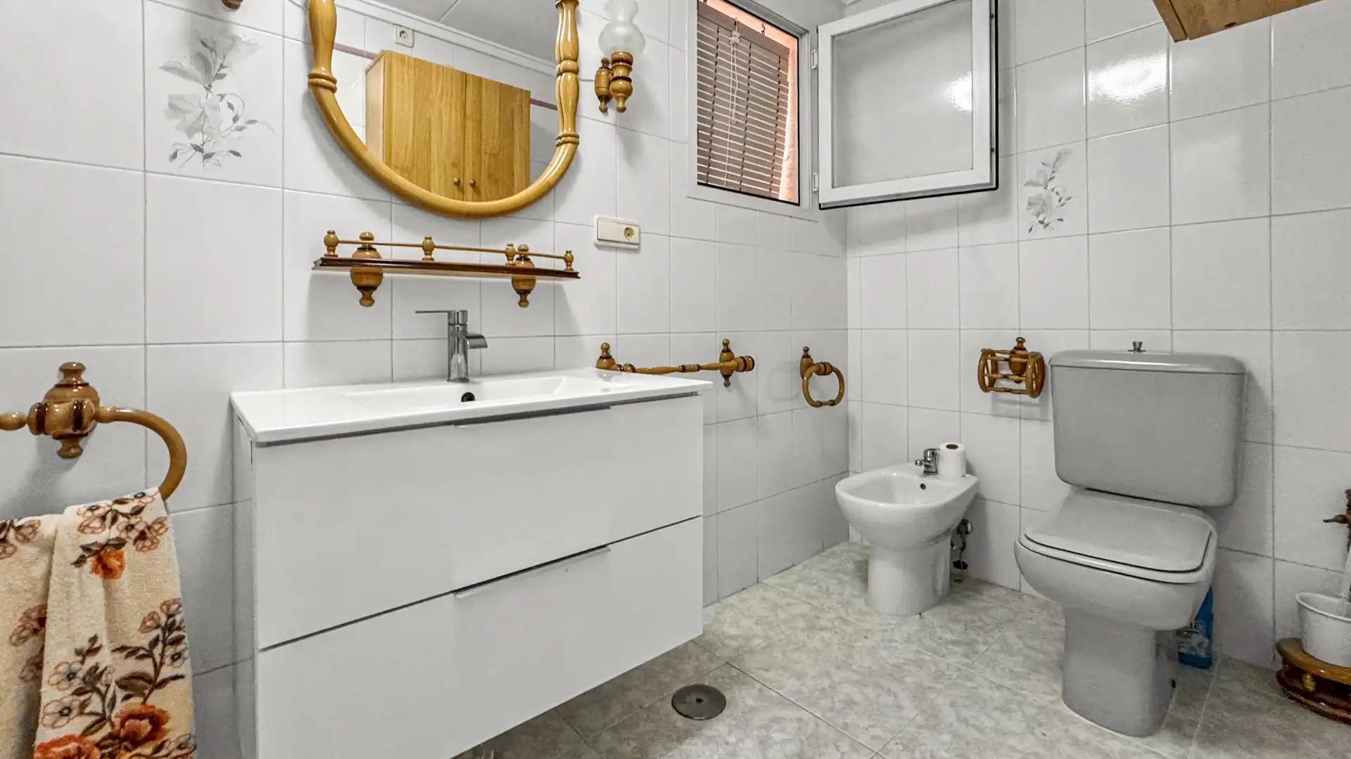Baño de Apartamento en venta en Torrevieja con Trastero, Amueblado y Horno