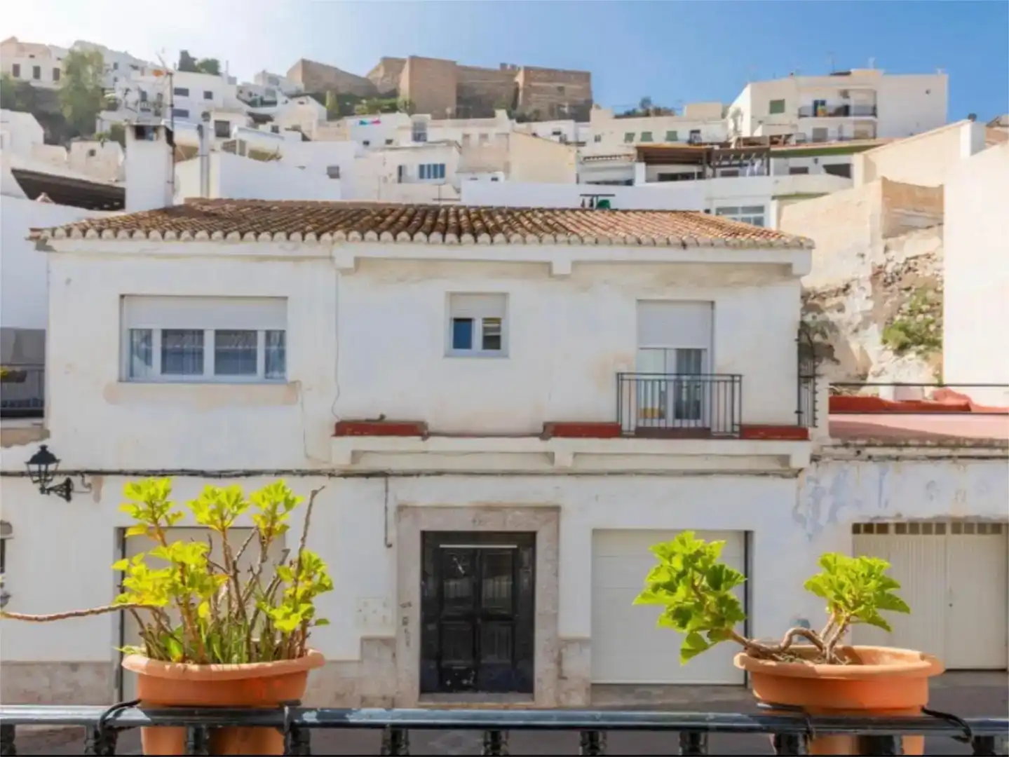 Vista exterior de Casa adosada en venda en Salobreña amb Balcó