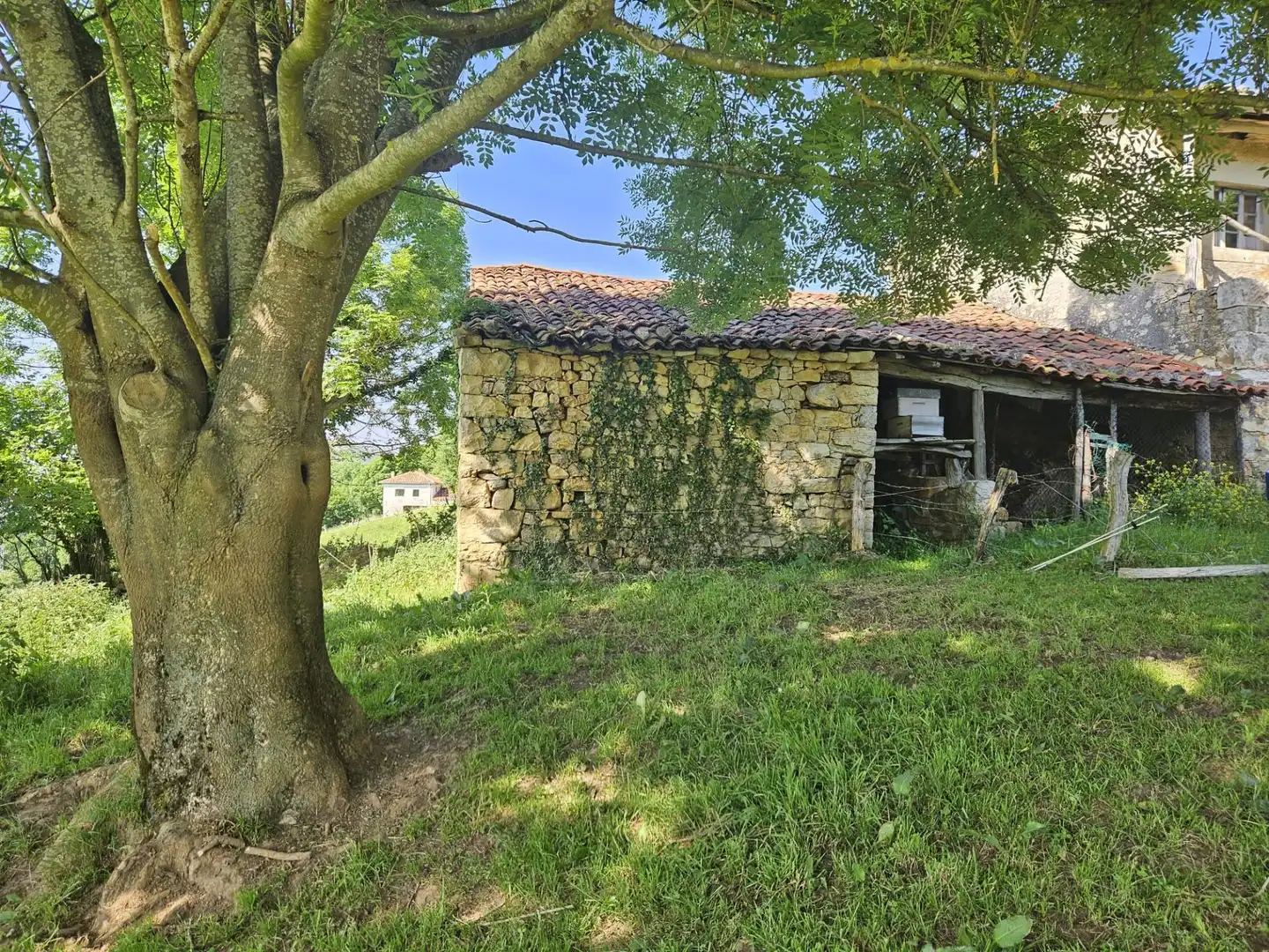 Außenansicht von Country house zum Verkauf in Belmonte de Miranda mit Privatgarten und Abstellraum