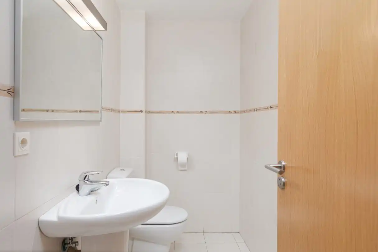 Badezimmer von Einfamilien-Reihenhaus zum Verkauf in Iza / Itza mit Heizung, Privatgarten und Terrasse