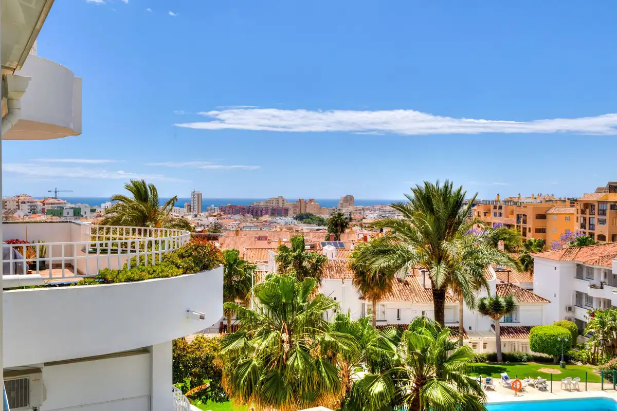 Vista exterior de Apartamento en venta en Fuengirola con Terraza, Piscina y Amueblado