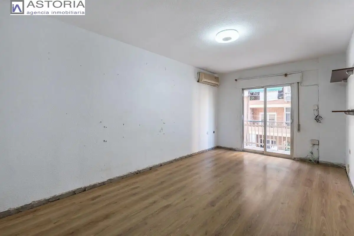 Piso con ascensor en venta en Calle REINA MORA