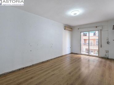 Piso con ascensor en venta en Calle REINA MORA