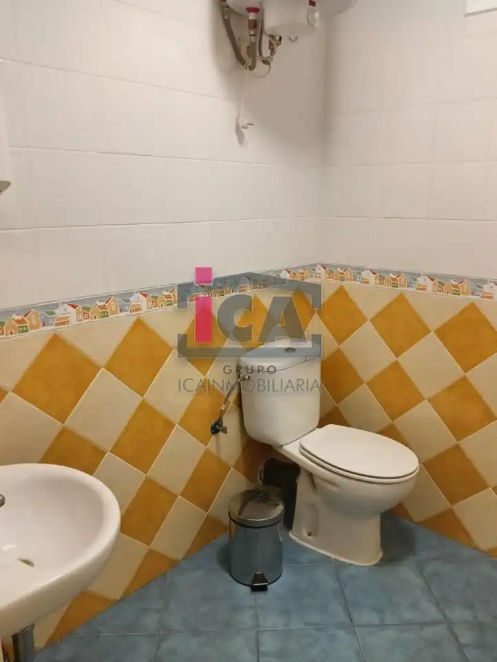 Badezimmer von Geschaftsraum zur Miete in Cáceres mit Klimaanlage