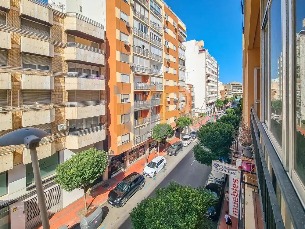 Vista exterior de Pis en venda en Almería amb Balcó