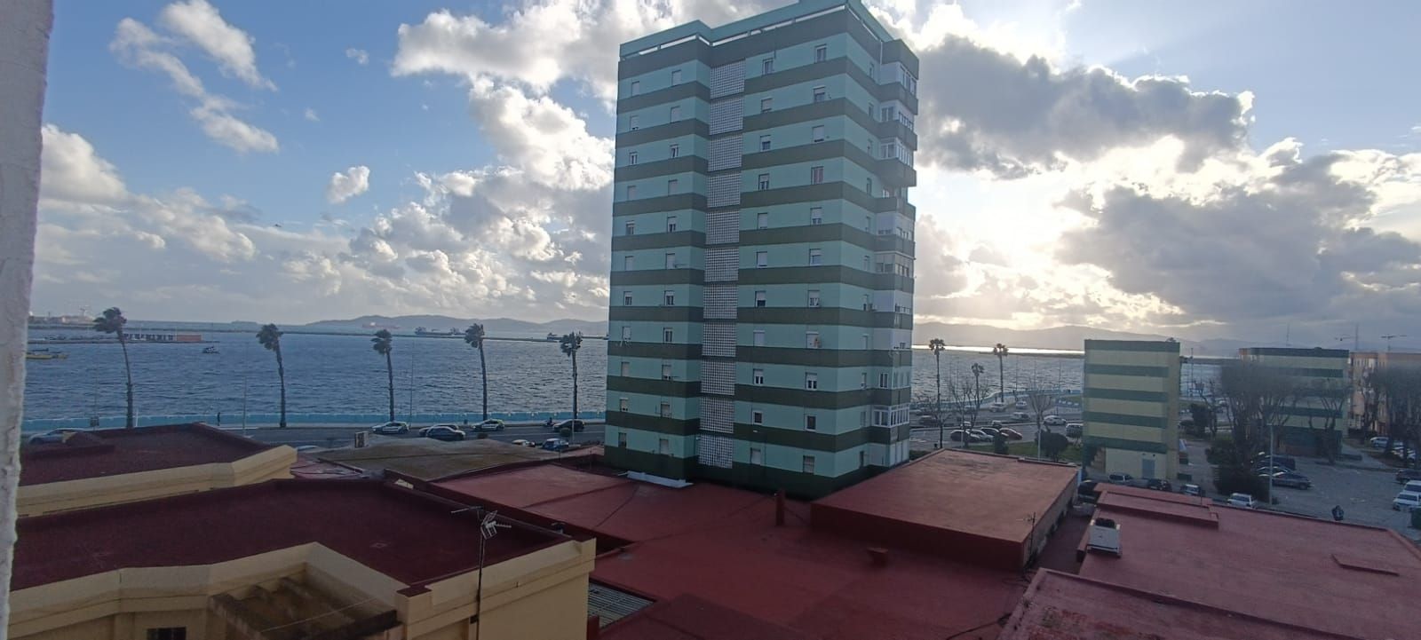 Vista exterior de Pis en venda en La Línea de la Concepción amb Terrassa i Moblat