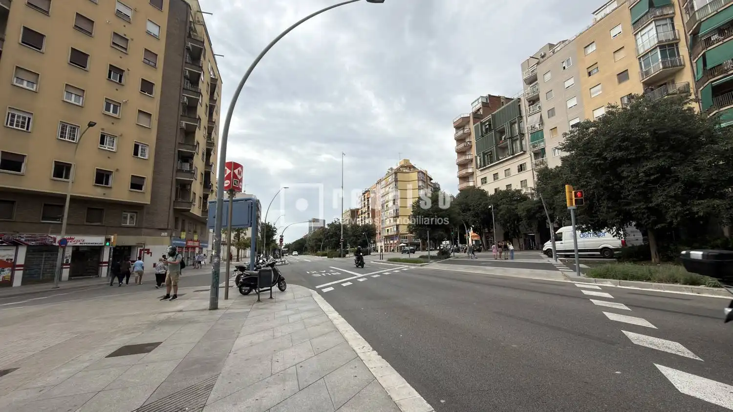 Vista exterior de Oficina en venda en Barcelona amb Aire condicionat